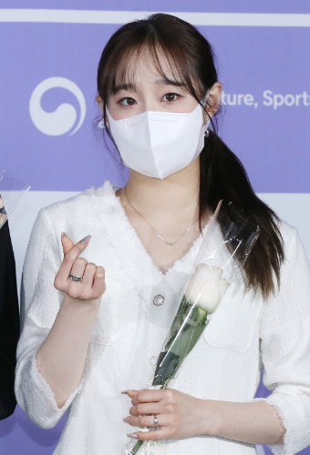 걸그룹 이달의 소녀 멤버 츄가 심리질환 중 하나인 스마일 마스크 증후군 증상을 겪고 있는 것으로 나타났다. 사진은 지난해 5월10 서울 종로구 국립현대미술관 서울관에서 열린 '2021 해외문화 홍보대사 위촉식'에 참석해 포즈를 취하고 있는 츄./사진=뉴스1