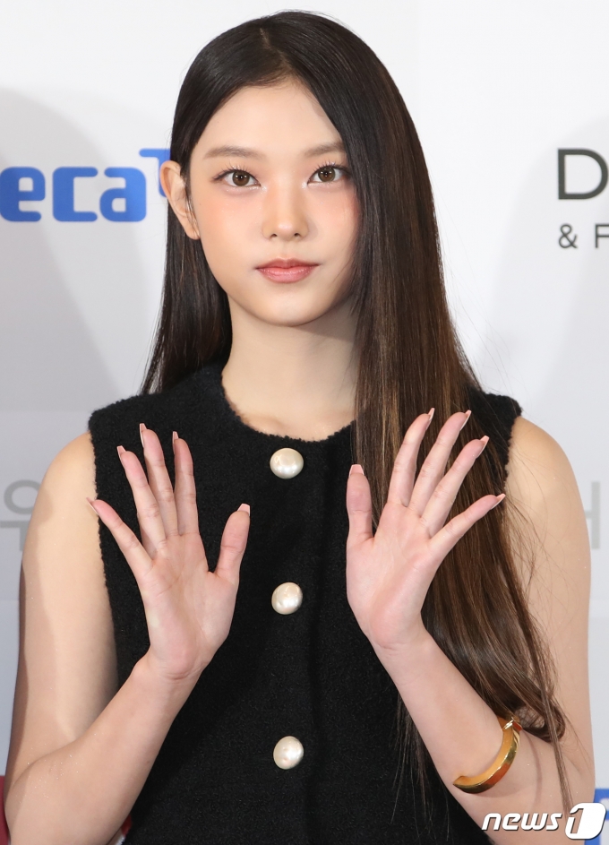 [사진] 뉴진스 해린, 빠져드는 눈빛
