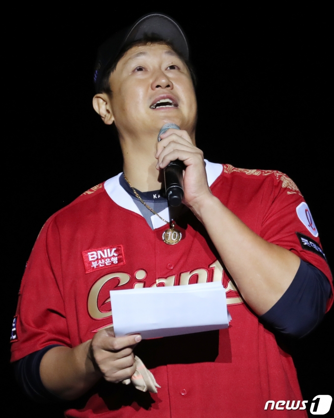 [사진] 이대호, 할머니 저 은퇴해요