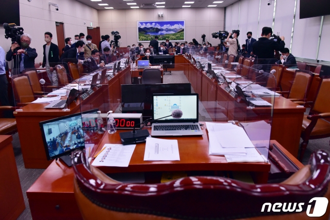 4일 서울 여의도 국회에서 열린 외교통일위원회 국정감사에서 여야 의원들이 박진 외교부 장관의 출석을 두고 대립하며 회의가 정회되자 자리에서 일어나고 있다. (공동취재) 2022.10.4/뉴스1 ⓒ News1 유승관 기자