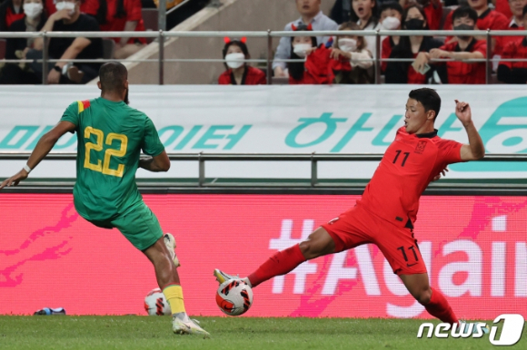 황희찬의 맹활약에도 울버햄튼이 3연패에 빠졌다. 황희찬이 27일 오후 서울 마포구 상암동 서울월드컵경기장에서 열린 축구 국가대표 평가전 대한민국과 카메룬의 경기에서 볼다툼을 하고 있다./사진=뉴스1 