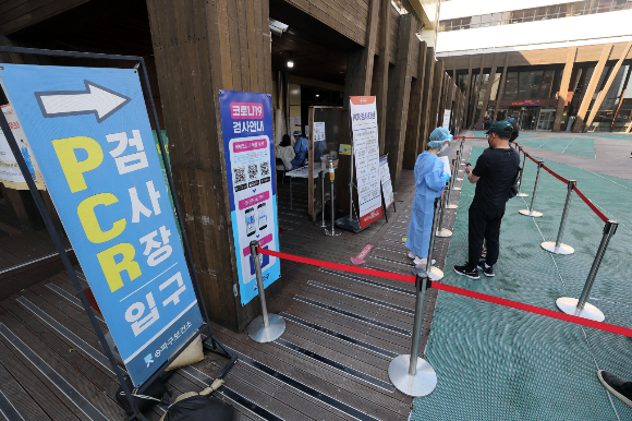 코로나19 신규 확진자 수가 9일 0시 기준 1만7654명 늘었다. 사진은 PCR 검사장./ 사진=뉴스1