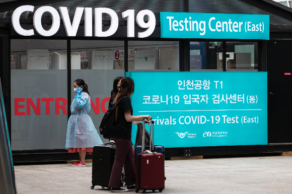 코로나19 신규 확진자 수가 9일 0시 기준 1만7654명 늘었다. 사진은인천공항 코로나19 입국자 검사센터./ 사진=뉴스1