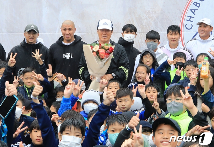 차범근 축구교실의 차범근 이사장이 축구교실에서 공을 차는 어린이들을 지켜보고 있다.