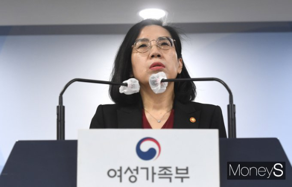김현숙 장관이 오는 10일 여성계와 만나 여가부 폐지와 관련한 목소리를 듣는다. 사진은 기사 내용과 관련 없음./사진=머니S DB
