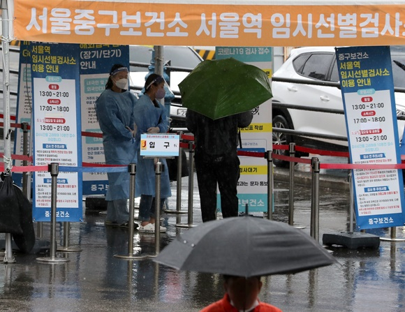 신종 코로나바이러스 감염증(코로나19) 신규 확진자가 10일 0시 기준  8981명 발생하며 확진자 규모가 98일 만에 1만명 아래로 떨어졌다. 사진은 지난 9일 오후 서울역 광장에 마련된 코로나19 선별진료소의 모습. /사진=뉴스1
