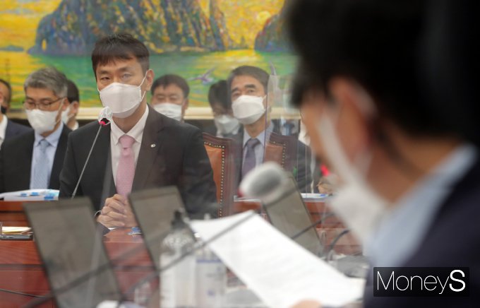 [머니S포토] 2022 정무위 국감, 질의 답변하는 이복현 금감원장