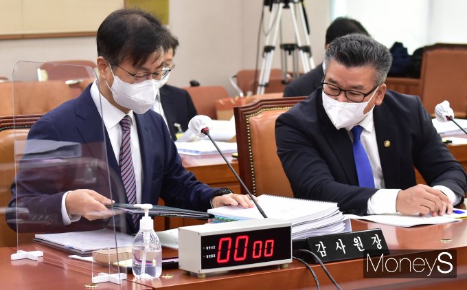 [머니S포토] 감사원 국정감사, 대화하는 최재해·유병호