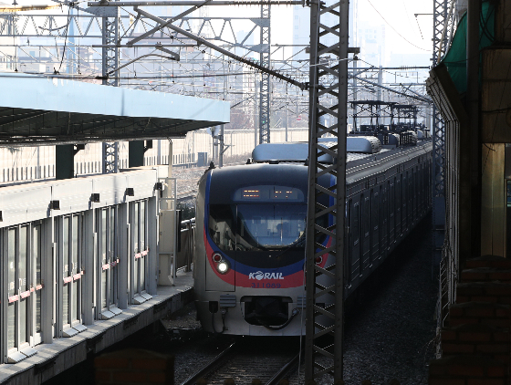 코레일과 SR 간부, 임원들이 매월 부서 운영경비를 별도 현금 지급받은 것으로 드러났다. 국토부 산하 타 기관들은 직원 경조사비를 사비로 처리하는 것과 대비된다는 지적이다. /사진=뉴스1