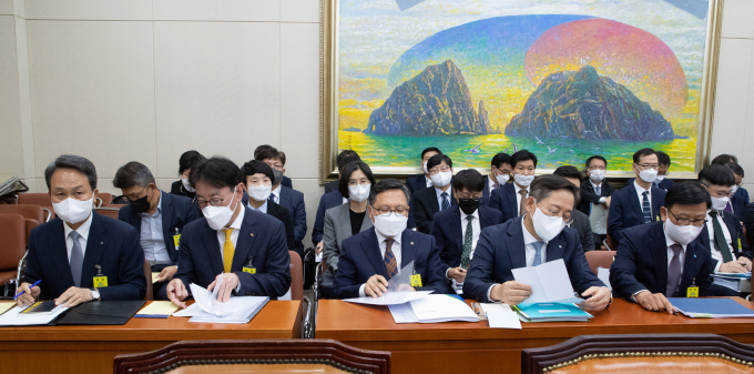  시중은행장들이 국정감사에서 횡령 등 금융사고에 대해 사과하며 근절을 위해 노력하겠다고 밝혔다. 사진은 11일 오후 서울 여의도 국회에서 열린 정무위원회의 금융감독원 국정감사에 증인으로 출석한 시중은행장들. 왼쪽부터 진옥동 신한은행장, 이재근 국민은행장, 임동순 농협은행 수석부행장, 박성호 하나은행장, 이원덕 우리은행장. /사진=뉴스1