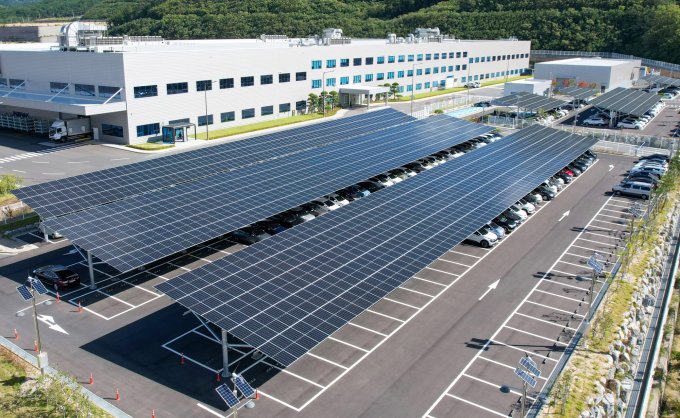 현대모비스가 주요 생산거점에 '태양광 발전설비'를 구축하며 탄소중립 환경경영 속도를 내고 있다. 사진은 현대모비스가 울산전동화공장 주차장에 설치한 태양광 발전설비. /사진=현대모비스