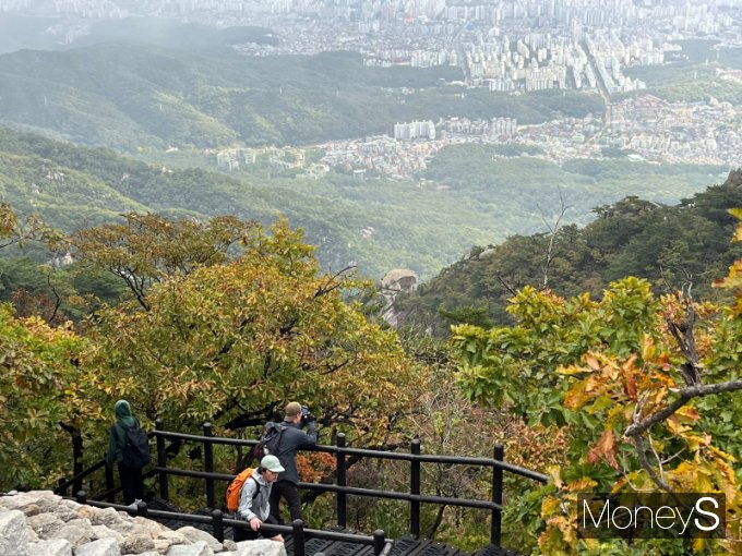 선선한 가을이 다가오면서 등산객이 더욱 늘어난 가운데 산행을 즐기는 젊은층이 유독 많아졌다. 사진은 지난 10일 경기 고양 덕양구에 위치한 북한산 백운대 정상에 오르기 전 경치를 구경 중인 청년 등산객들. /사진=박정경 기자 