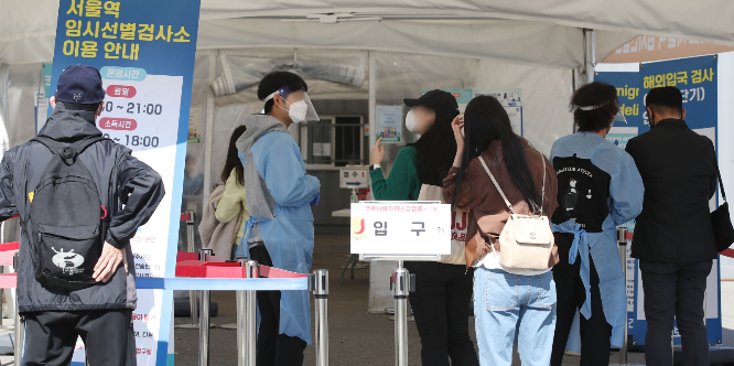 신종 코로나바이러스 감염증(코로나19) 신규확진자가 13일 0시 기준 2만6957명으로 나타났다. 사진은 지난 11일 서울 중구 서울역 광장에 마련된 임시선별검사소의 모습. /사진=뉴시스
