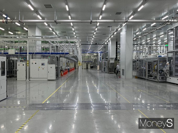 한화솔루션 큐셀부문(한화큐셀) 충북 진천공장에서 자동화 장비와 로봇이 태양광 셀과 모듈을 생산하는 모습을 볼 수 있었다. 사진은 진천공장 내부. /사진=김동욱 기자