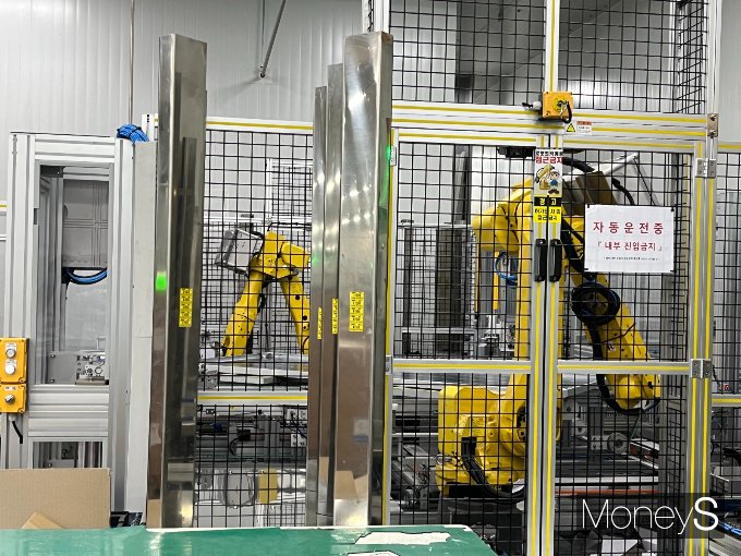 한화큐셀 진천공장에서 생산되는 태양광 셀과 모듈의 양품 비율은 95% 수준이다. 사진은 진천공장에서 제품을 생산하는 로봇 모습. /사진=김동욱 기자