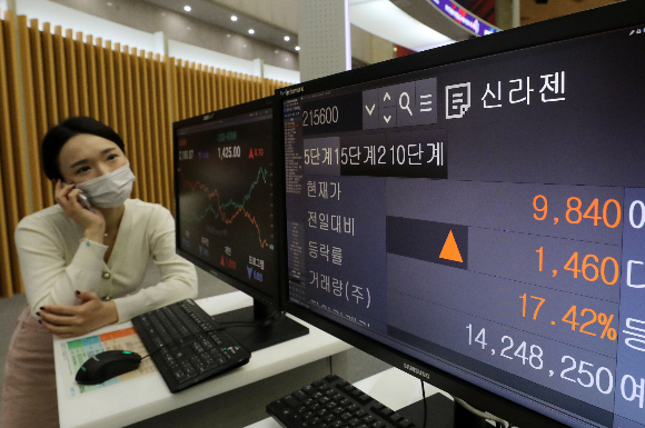주식 거래가 재개된 신라젠이 이틀 연속 상한가를 기록했다. 지난 13일 서울 여의도 한국거래소 모니터에 거래가 재개된 신라젠 시세가 나타나고 있다./사진=뉴스1