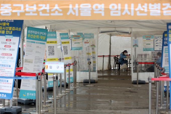 코로나19 신규 확진자가 15일 0시 기준 2만2844명을 기록했다. 사진은 지난 10일 서울 중구 서울역 광장 임시선별검사소가 한산한 모습. /사진=뉴스1