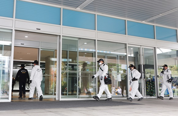카카오가 판교 데이터센터 서버 중 약 40%를 복구했다고 밝혔다. 사진은 16일 오전 경기 성남시 분당구 SK C&C 판교캠퍼스 카카오 데이터센터 화재현장에서 소방과 경찰 관계자들이 1차 감식을 위해 이동하는 모습. /사진=뉴스1