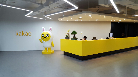 지난 15일 판교 SK C&C 인터넷데이터센터(IDC) 화재로 카카오톡 등 카카오 서비스가 마비된 가운데 카카오는 서비스 복구 진행 상황(16일 오후 5시 기준)을 공지했다. /사진=뉴스1