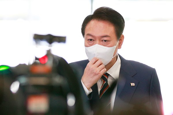 윤석열 대통령이 17일 '카카오톡 오류 사태'와 관련해 정부의 필요 조치를 약속했다. 사진은 이날 서울 용산 대통령실 출근길에서 취재진의 질의에 답하는 윤 대통령. /사진=뉴스1