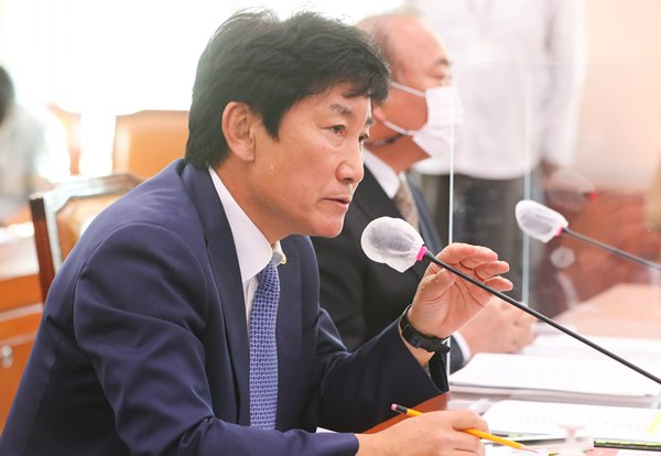 여·야가 17일 헌법재판소 국정감사에서 '검수완박'(검찰 수사권 완전 박탈)과 '검수원복'(검찰 수사권 원상 복구)을 두고 날선 공세를 펼쳤다. 사진은 이날 서울 여의도 국회에서 열린 헌재 등을 대상으로 한 법제사법위원회 국정감사에서 의원의 질의에 답하는 박종문 헌재 사무처장. /사진=뉴스1
