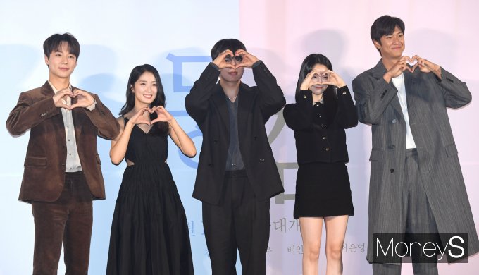 하트 포즈 취하는 배우 배인혁, 김혜윤, 여진구, 조이현, 나인우./사진=장동규 기자