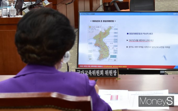 여·야가 17일 국가교육위원회를 대상으로 한 교육위원회 국정감사에서 이배용 국교위원장의 역사관에 대해 집중 질의했다. 사진은 이날 서울 여의도 국회에서 열린 국교위를 대상으로 한 교육위 국감에서 의원 질의에 답변하는 이 위원장. /사진=임한별 기자