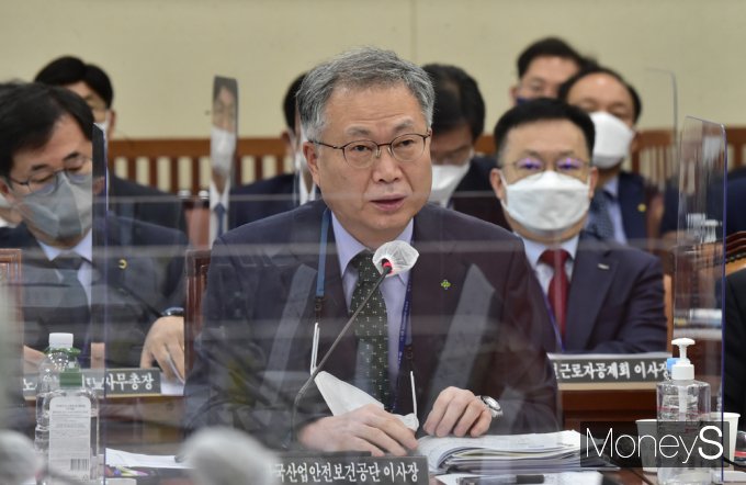[머니S포토] 질의 답변하는 안종주 산업안전보건공단 이사장