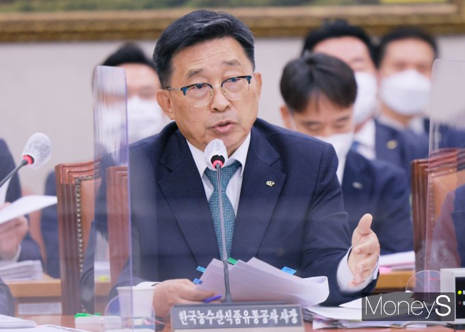 [머니S포토] 2022 농해수위 국감, 질의 답하는 김춘진 aT사장