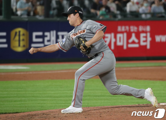 한국프로야구 롯데 자이언츠가 최근 한화 이글스에서 방출된 사이드암 투수 신정락을 영입했다. 사진은 신정락의 투구 모습. 사진= 뉴스1