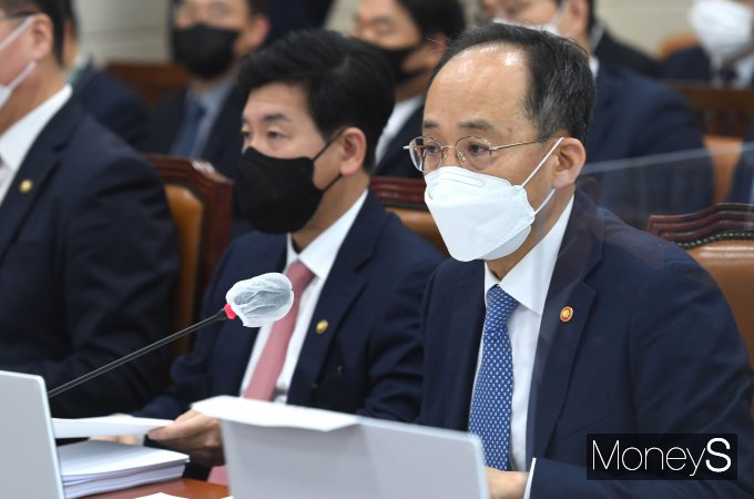 [머니S포토] 국감 종합감사 출석한 추경호 부총리