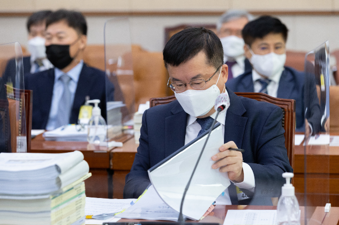 성지용 서울중앙지법원장이 유동규 전 성남개발도시공사 기획본부장의 석방과 관련해 대장동 특혜 의혹과 위례신도시 사건은 별개의 사례라며 이를 병합하는 것은 별건수사로 비춰질 수 있다고 밝혔다. 사진은 성 지법원장이 21일 오전 서울 여의도 국회에서 열린 법제사법위원회 국정감사에 출석해 자료를 살펴보는 모습. /사진=뉴스1