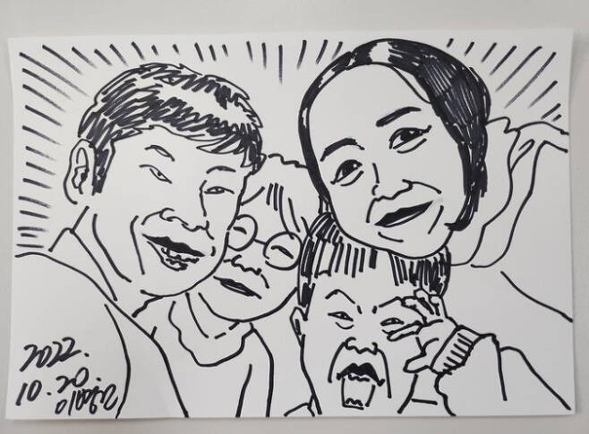 김민지가 웹툰 작가 이말년이 선물한 가족 그림 선물을 인증했다. /사진=김민지 인스타그램