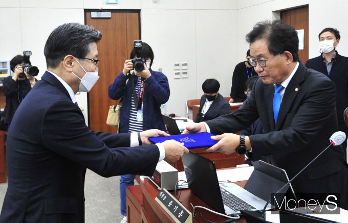 [머니S포토] 유기홍 교육위원장에게 선서문 제출하는 임홍재 총장