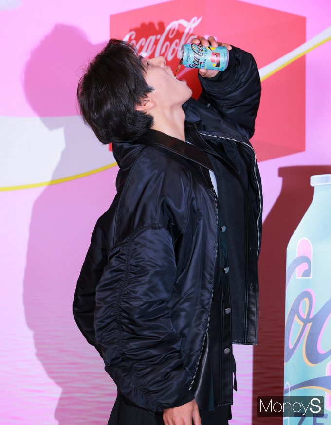 [머니S포토] 이이경, 벌컥벌컥 시원하게...