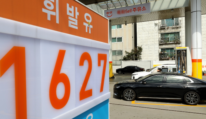 한국석유공사 유가 정보서비스 오피넷에 따르면 전날 전국 주유소 경유 판매가격은 리터당 1848.78원으로 집계됐다. 사진은 서울시내 한 셀프주유소. /사진=뉴스1