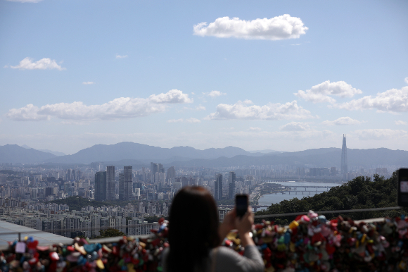 일요일인 23일 전국에는 구름이 많고 낮 최고 14∼22도 '평년' 수준의 기온을 나타내겠다./사진=뉴스1