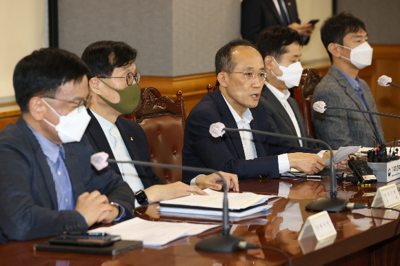추경호 경제부총리 겸 기획재정부장관이 지난 23일 서울 중구 명동 은행회관에서 비상 거시경제금융회의를 마친뒤 취재진의 질문에 답하고 있다. (왼쪽부터) 최상목 대통령실 경제수석, 이창용 한국은행 총재, 추 부총리, 김주현 금융위원장, 이복현 금융감독원장./사진=뉴스1