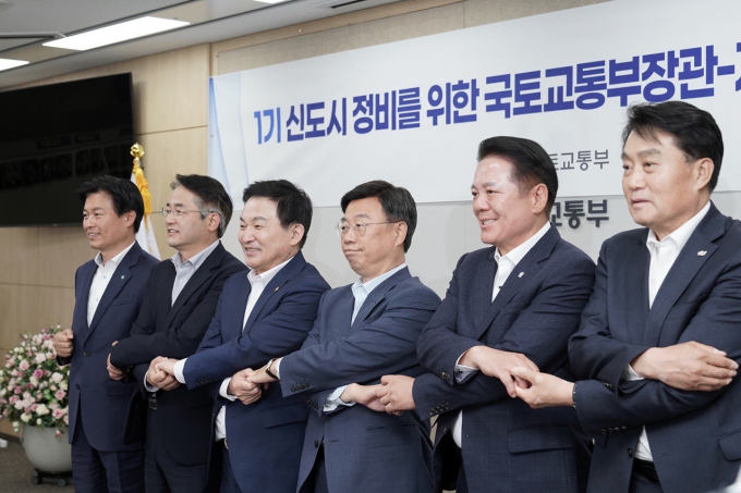   신상진 성남시장은 10월 24일 오후 정부세종청사에서 열린 '1기 신도시 정비 관련 국토교통부 장관-지자체장 2차 간담회' 자리에서 "노후화한 성남 주거지역 재정비를 위해 1기 신도시 재정비 용역 기간을 최대한 앞당겨 속도감 있게 추진할 것"이라고 말했다. / 사진제공=성남시  