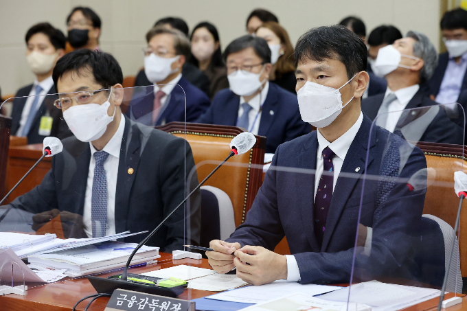 이복현 금융감독원장이 24일 서울 여의도 국회에서 열린 정무위원회의 금융위원회와 금융감독원에 대한 국정감사에서 의원 질의에 답변하고 있다. 왼쪽은 김주현 금융위원장./사진=뉴스1