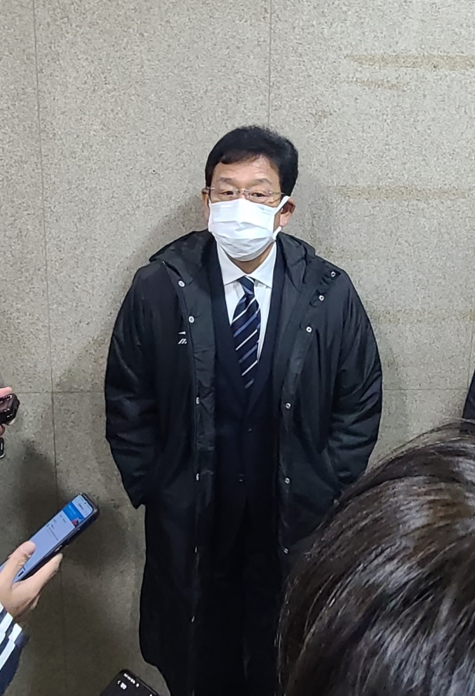 구리야마 히데키 일본야구대표팀 감독이 잠실 구장에서 취재진과 인터뷰하고 있다.