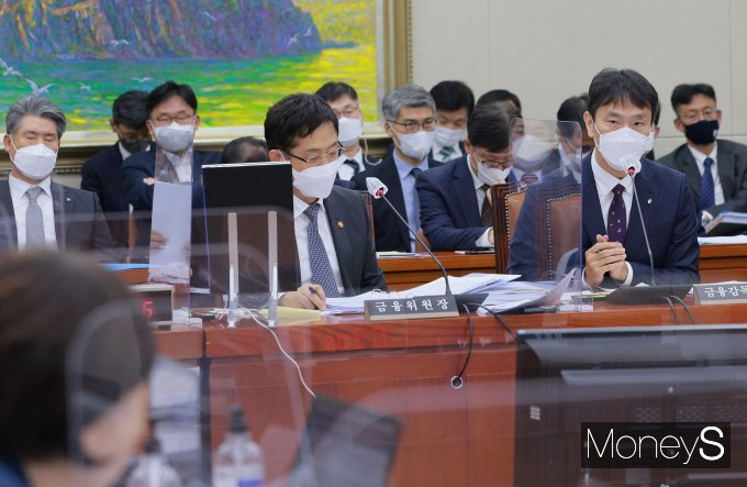  김주현 금융위원장과 이복현 금융감독원장이 24일 오후 서울 여의도 국회에서 열린 정무위원회의 금융위원회와 금융감독원에 대한 국정감사에서 각각 의원들의 질의에 답변하고 있다./사진=장동규 기자