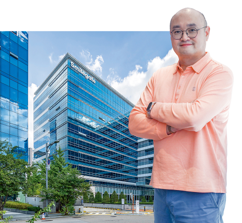  스마일게이트 스토브는 글로벌 게임 소셜 플랫폼으로 도약하는 것이 최종 목표다. /사진제공=스마일게이트 스토브