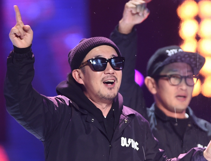 DJ DOC 이하늘이 비연예인 여성과 1년째 열애 중이다. 사진은 지난 2016년 서울 잠실종합운동장 내 실내체육관에서 열린 SBS 파워FM 20주년 콘서트 'POWER 20'에 참석한 DJ DOC 이하늘. /사진=뉴스1