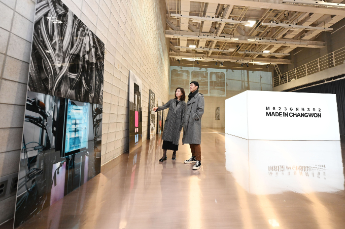 LG전자가 지난 27일부터 3일 동안 서울 강남구 모스스튜디오에서 사진전 ‘Made in Changwon: M623GNN392’를 진행한다. 사진은 사진전을 관람하는 관람객. /사진=LG전자 제공