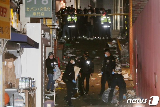 30일 오전 서울 용산구 이태원 일대에서 경찰 과학수사대원들이 압사 사고 현장을 조사하고 있다. 소방당국은 이번 사고로 오전 6시 기준 149명이 숨지고 150명이 부상했다고 밝혔다. 2022.10.30/뉴스1 ⓒ News1 민경석 기자