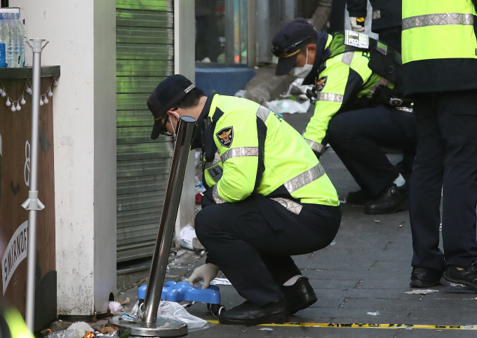 서울시에 따르면 이날 오전 7시 기준 이태원 핼러윈 참사 관련 실종 신고가 약 270건 접수됐다. 사진은 30일 오전 서울 용산구 이태원 일대에서 경찰이 압사 사고 현장을 조사하는 모습. /사진=뉴스1