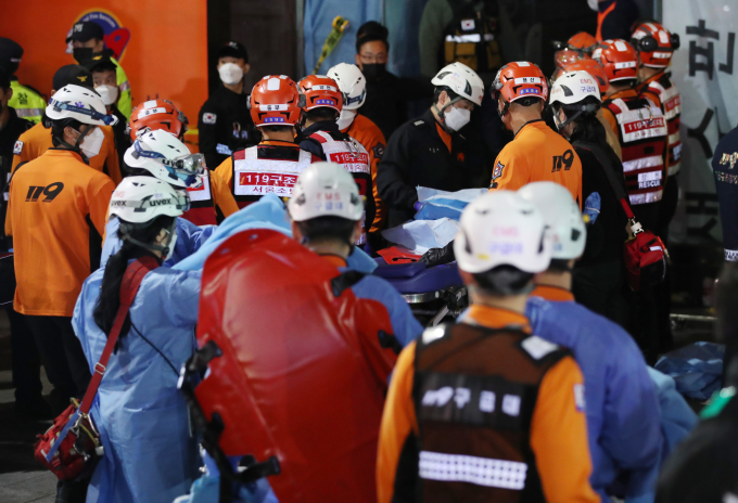 지난 29일 밤 서울 용산구 이태원 일대에서 대규모 압사사고가 발생해 30일 새벽 소방구급 대원들이 환자를 이송하고 있다. / 사진=뉴시스