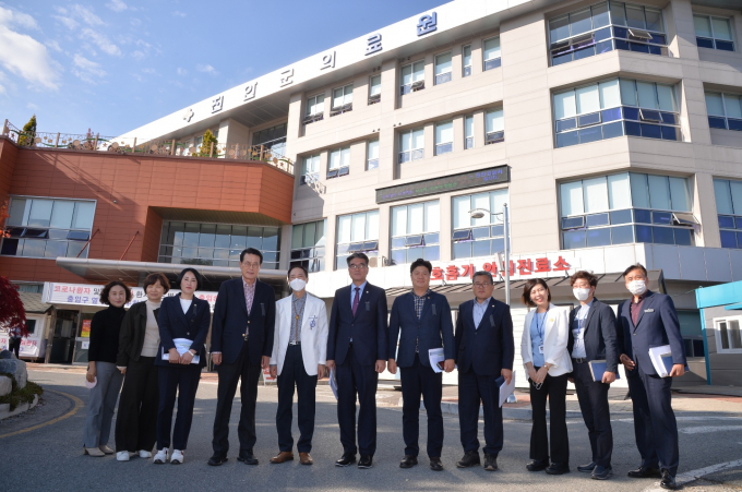 이순걸 울주군수와 울주군의회 의원들이 울주군립병원 설립을 위해  진안군의료원을 방문해 병원 관계자들과 기념촬영을 하고 있다./사진=울주군 