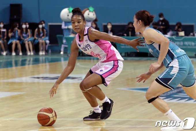 [사진] 돌파하는 'WNBA 출신 루키' 키아나 스미스